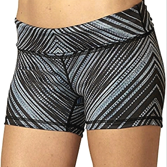 New! PRANA Luminate Shorts MEDIUM - Picture 1 of 6